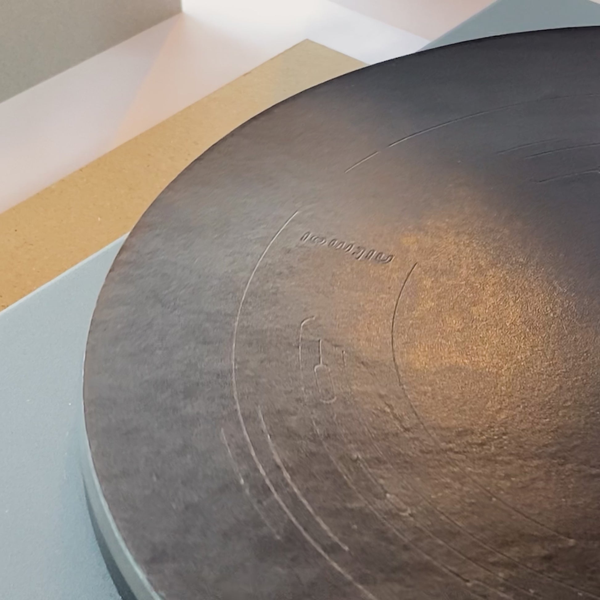 Video of the Nitmoi Turntable Mat with sound wave engraving
