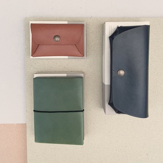 Video of the Minimalist Wallet - compact cardholder for cards, coins and cash